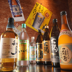 店内には、おひとり様でも気兼ねなく利用できるカウンター席を8席ご用意しています。ほどよい距離感で落ち着けるつくりになっており、仕事帰りにふらっと立ち寄って、炭焼き料理や海鮮を気ままに楽しむのにぴったり。自分のペースでゆったり過ごせる、居心地の良いカウンター席です。