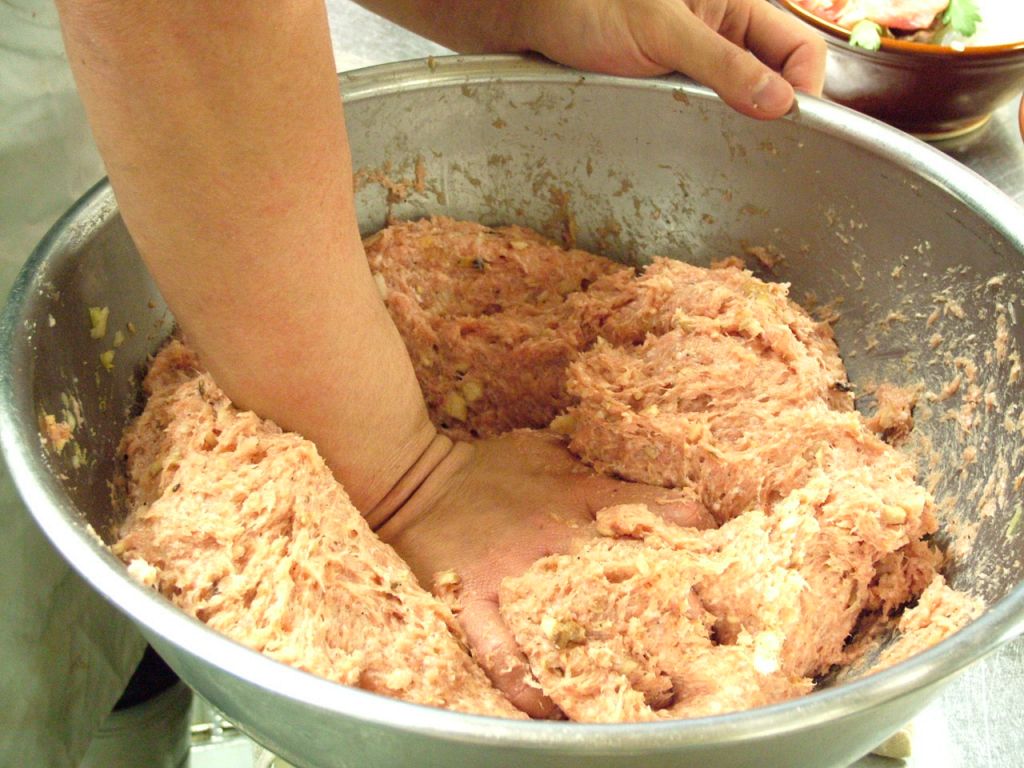 蔵之助の鍋の旨さの秘訣は…毎日の丹精込めた仕込みが支えた、本格仕上げ!!