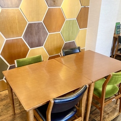 広めのテーブル席は、友達同士やグループ利用にぴったり。ボードゲームを広げてもゆったり使えるので、長時間のプレイでも快適に過ごせます。椅子は移動できますので、2つお付けして1テーブル6名様まで対応。7名様以上は2テーブルご用意いたします。