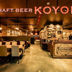 大小様々なテーブル席をご用意しております。シンプルながらも落ち着いたインテリアと照明で、カジュアルにお食事やお酒をお楽しみいただけます。少人数での飲み会から大人数でのご宴会まで、様々な場面でどうぞ。