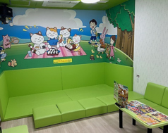 【お子様連れ大歓迎】明るい雰囲気と広々とした空間で、小さなお子様連れの方もゆったり楽しめるキッズルームも完備！飲食物の持ち込みも自由なのが嬉しいポイントです♪