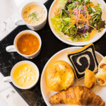 当ホテル併設のベーカリー「ル・サンク」の焼き立てパンと、数種類の温かいスープやサラダが食べ放題