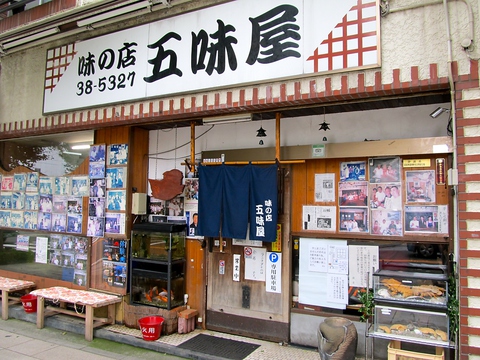 名物「おまかせ丼」が大人気。店主のあざやかな包丁さばきで調理する料理の数々。