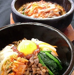 「石焼ビビンバ」1089円(税込)は熱々でご提供♪チーズ石焼ビビンバもございます◎ランチでもOK！