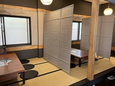 お座敷タイプの席になります。20名様ほどお座りになれるので、大人数での宴会などでご利用ください。また、1席毎にパーテーションを設置しており半個室としてもご利用できます。ご利用の際はご予約時にご相談ください。