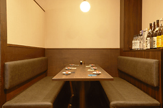のれんを下ろすタイプのお部屋。壁側はベンチソファー席で広々座れる人気のお席です。接待/お食事/同期同僚飲みなどにご利用ください。どこか懐かしい心がほっこりする雰囲気のあるモダンクラシック調の和食居酒屋です。