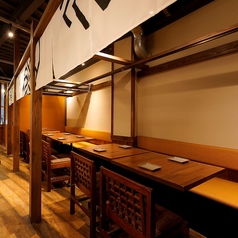 ●半個室席●ご利用人数に合わせて「のれん・ロールスクリーン」で仕切ることが可能で2名様から12名様迄対ご応可能です。13名様以上のご予約もご相談ください♪