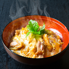 【大人気】当店のイチオシメニュー！比内地鶏を使用したふわふわとろとろな【親子丼】1530円(税込)の写真