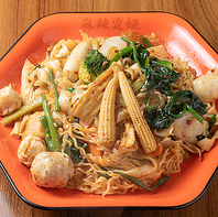 じっくり煮込んだ深みある牛骨スープと選べる具材