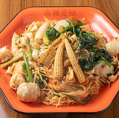 じっくり煮込んだ深みある牛骨スープと選べる具材