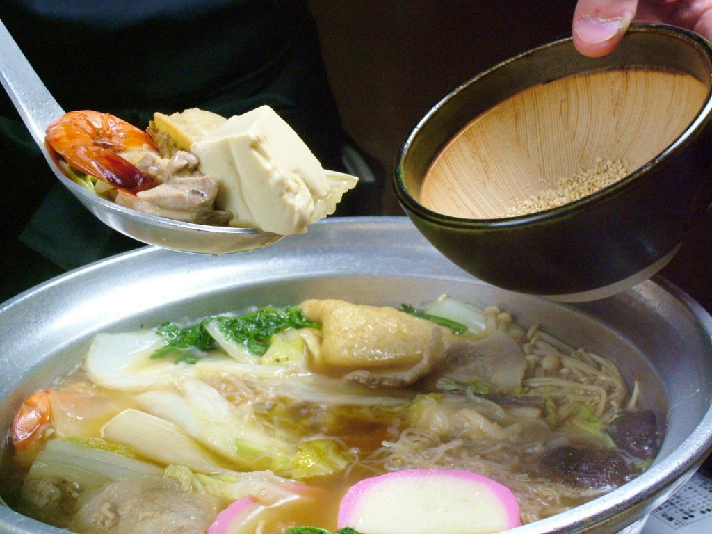 数十種の素材を6時間以上煮込んだ、こだわりダシが旨さの素！「…んんっ!!」思わず笑顔がこぼれる味