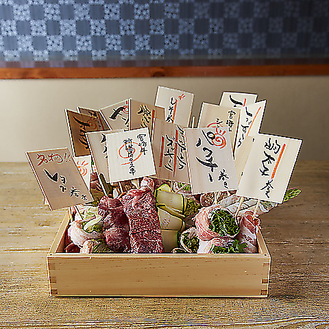 大人気♪野菜巻き串と絶品ひとくち餃子！博多の名物料理がてんこ盛りの店