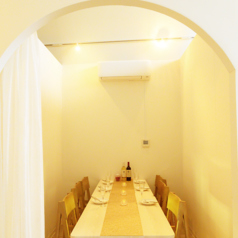 間接照明の温もりを基調とした個室がゆったりとリラックスできる空間を提供いたします。