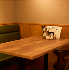 広々と開放的なテーブル席は、ご家族連れでも利用しやすい雰囲気です。本格カレーをお連れ様とお楽しみください。