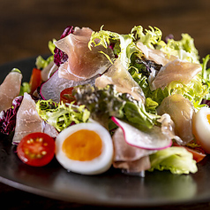 生ハムサラダ 半熟卵とパルメジャーノレジャーノ
