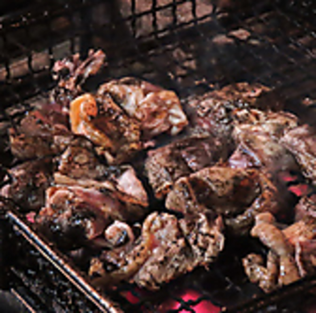 直火で焼くため、表面がカリッと、中はしっとりとジューシーになります。鶏肉の旨みが引き立ちます。