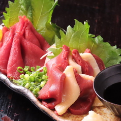 名物の馬刺しは様々な種類が味わえるオススメ料理です。