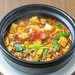 看板の四川麻婆豆腐は、ホアジャオの刺激が癖になる逸品です。辛さ調節可能でどなたでも楽しめます！