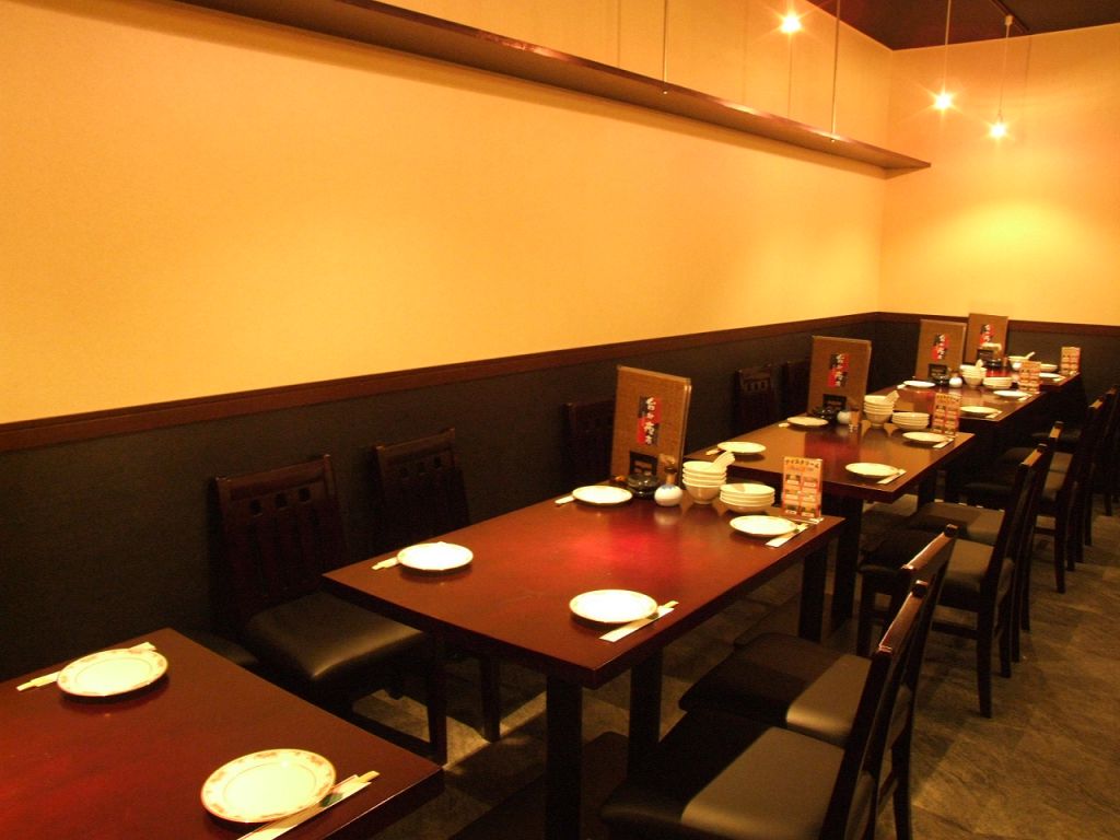 店内は広く、16名～100名までの個室をご用意しております。