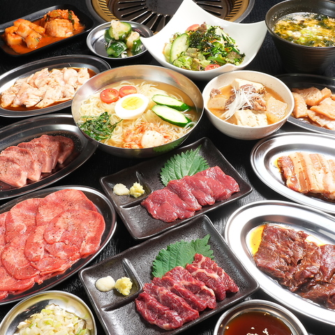 青森県産馬肉の馬刺しや桜鍋が楽しめる焼肉店。昔ながらの空間で寛げます