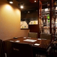 当店自慢の焼酎セラーに近いお席です。当店の一番広い個室でございます。広々としたテーブル席で大人数でもゆったりとお過ごしいただけます。