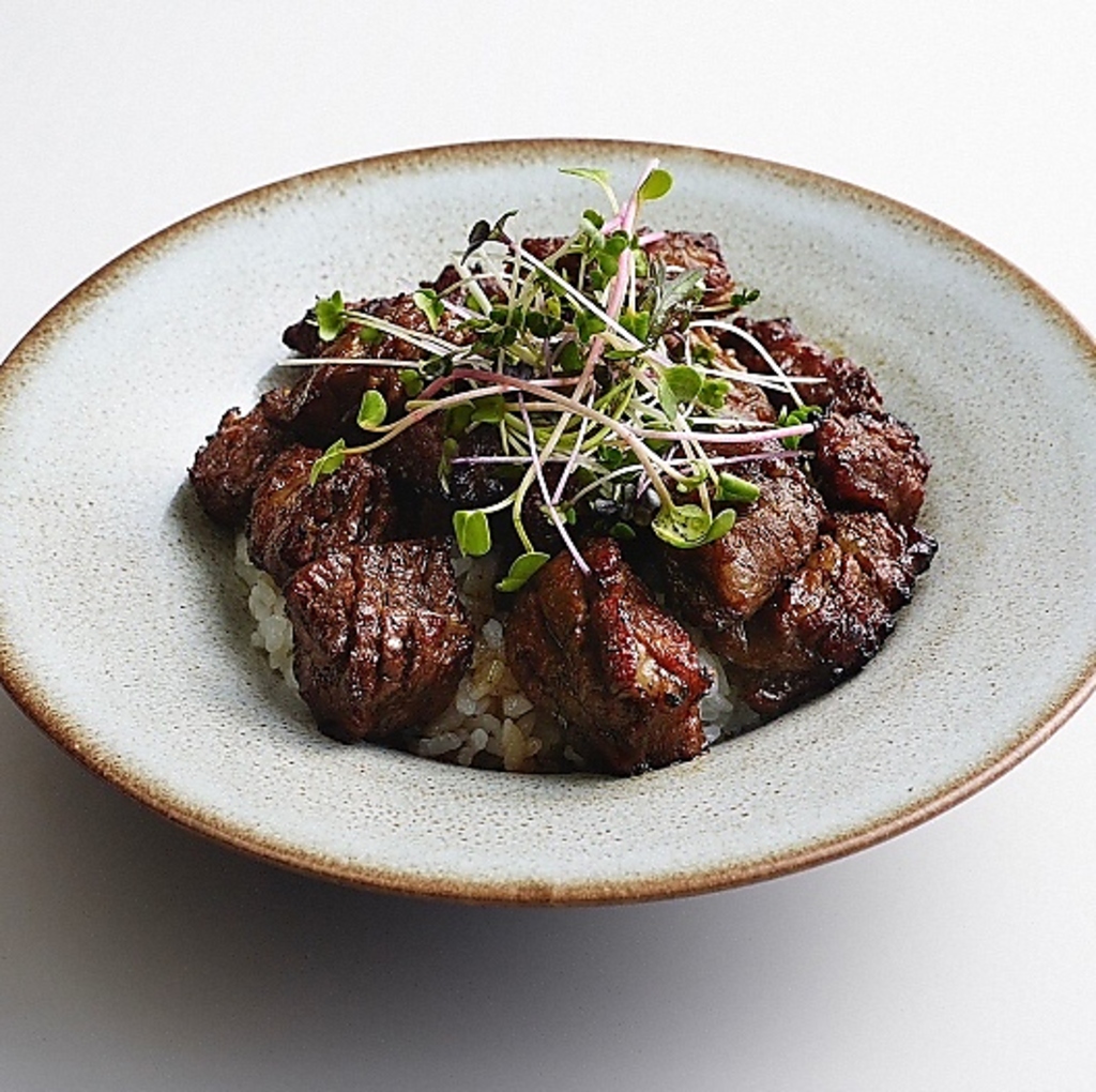 当店はランチ営業も行っております！薪火料理をお手軽に楽しめるよう厳選したメニューをご用意！