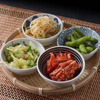 お通しは日替わりで。キムチ・枝豆・季節の浅漬けなど