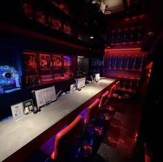 【2階】シックなカウンター席は、お一人様で来店される方にとって最高の特等席です。対面での会話を楽しみながら、丁寧に淹れたドリンクやシーシャを味わえます。大人の静かな時間を過ごしたい時にぜひご利用ください。