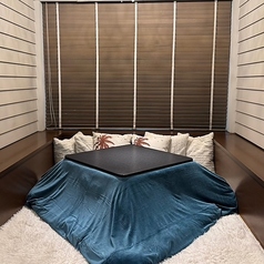 【パーゴラ席】室内でゆったり過ごせる、小上がりタイプの個室席です。お祝いシーンにもすすめ。冬はこたつに入りながらゆったりBBQもお楽しみいただけます。※カフェメニュー利用時：席代お1人様500円