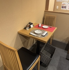 カウンター席やテーブル席が用意されており、お一人様から少人数での集まり、デートまで幅広いシーンに対応可能◎
