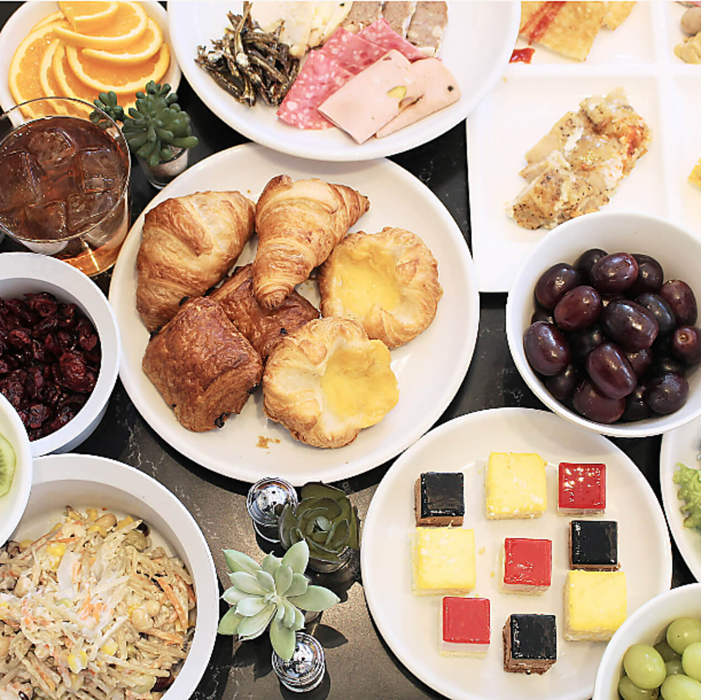 朝食ブッフェは7：00～優雅な朝を迎えるなら「Le Bonheur」へ。素敵なひとときをお過ごしください。