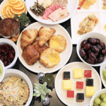 朝食ブッフェは7：00～優雅な朝を迎えるなら「Le Bonheur」へ。素敵なひとときをお過ごしください。