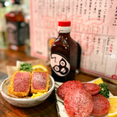 全8席のカウンター席は、お一人様やデートでのご利用に最適です。目の前で料理が仕上がる様子を眺めることができる特等席！調理の臨場感と美味しい香りを堪能しながら、落ち着いてお食事を楽しめます。スタッフとの会話も弾みやすく、まるで秘密基地のような居心地の良い空間で、心ゆくまでご満喫ください。