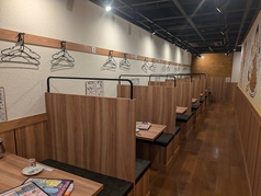 ワンフロアの広いお店で、座り心地の良いボックス席でございます。消毒液の設置、定時消毒、間隔を開けたお席のご案内にも十分配慮し、営業しております。 全席禁煙です。