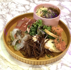 本日の前菜盛り合わせ（2人前からのご注文になります）
