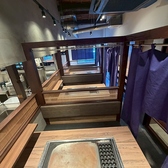 【プライベート感も重視◎】シックで洗練された店内は各席にゆとりを持たせ、テーブル席には「のれん仕切り」を設置しプライベートな空間をしっかり確保。大人のデートや特別な記念日、大切な接待など、周囲を気にせず上質な雰囲気のなかでお食事を満喫できる空間づくりを徹底しています。 