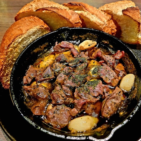 注文数1位の人気メニュー、砂肝のアヒージョです。