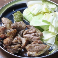 希少部位を豪快に！旨味溢れる「せせり炭火焼き」