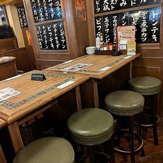 仕事帰りの飲み会や、気の合う仲間とのカジュアルな食事に最適な少人数でご利用できるテーブル席。昭和レトロな雰囲気の中、ボリューム満点のごちそうをみんなでシェアしながら、冷えたビールやハイボールで楽しく乾杯できます。