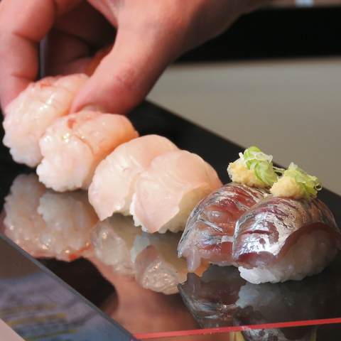 佐渡直送の旬なお魚と新潟の地酒。立ち食いスタイルの寿司