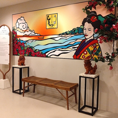 ゆったり時が流れる空間。沖縄の伝統料理が楽しめるお店です。三線民謡ライブ毎日開催