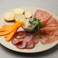 生ハムとチーズの盛り合わせ