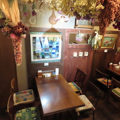 天井には手作りステンドグラスの照明が吊るされており、温かみのある優しい光で店内をカラフルに照らします♪また、ドライフラワーもたくさん飾られていて思わず写真を撮りたくなるような可愛い空間に♪壁に飾られた優しいタッチの油絵も、見ていてほっこり落ち着きます◎こだわりぬいた店内にぜひ一度足をお運びください♪