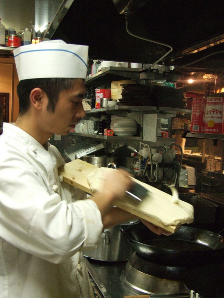 刀削麺は本場のシェフが丁寧に仕上げています。ランチタイムにもご用意しております！