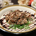 料理メニュー写真&nbsp;鶏もも肉のハーブ焼き バルサミコソース