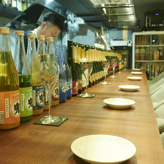 目の前で料理やドリンクが仕上がるライブ感を楽しめるカウンター席。店主との会話を通じておすすめのペアリングやこだわりを聞けるのも魅力。臨場感とコミュニケーションが生む、ここでしか味わえない贅沢なひとときをどうぞ。