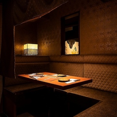 暗めBOXテーブル席は雰囲気抜群。3～4名はこちらのお席がおすすめです。こだわりの焼酎と自慢のお料理をぜひお楽しみください。　禁煙席です。