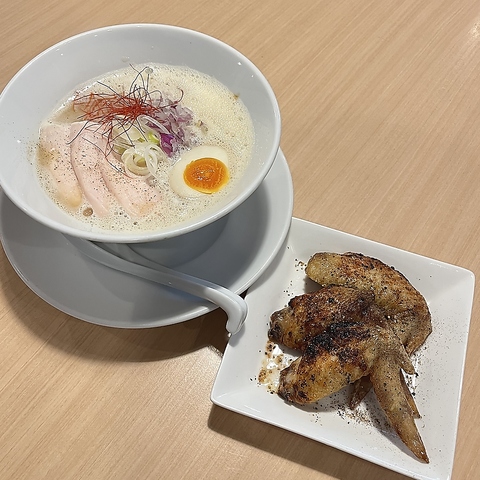 家族で楽しめるじっくり煮込んだ参鶏湯ベースの三大鶏ラーメン