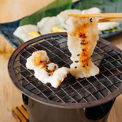 新名物！ふぐのとろける焼きしゃぶ〜柚子、七味、ニンニクのざんまい盛り〜の写真