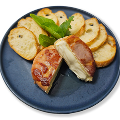 生ハムを巻いた焼きカマンベール＆バゲット